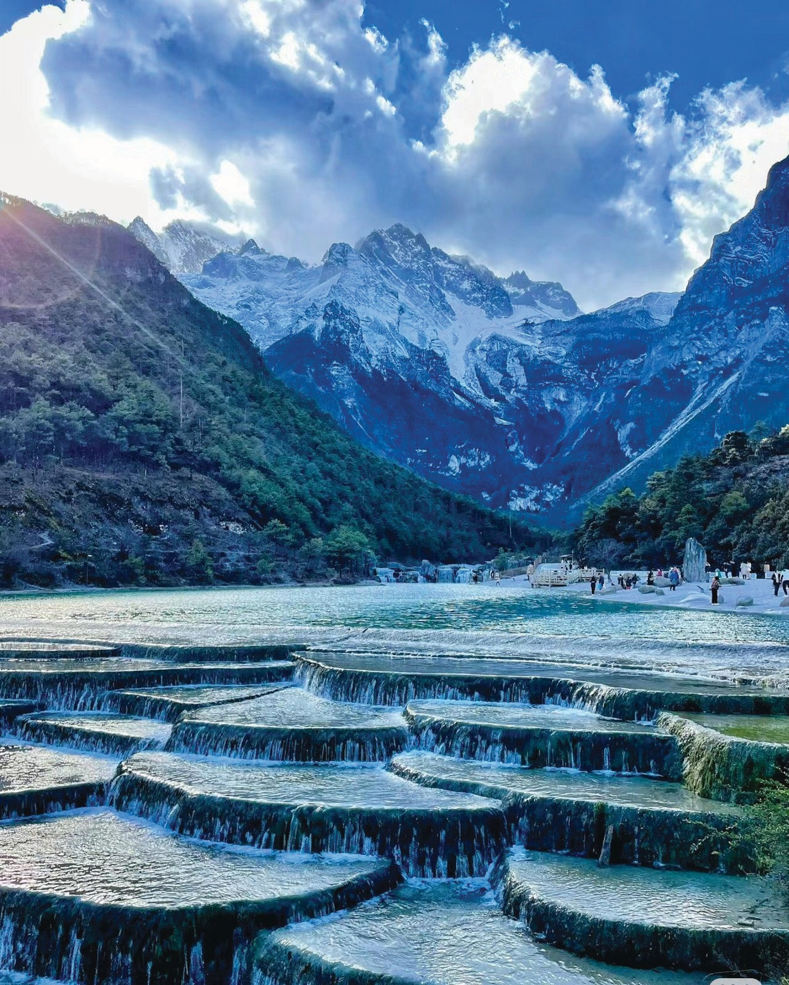 Blue Moon Valley dengan latar gunung bersalji