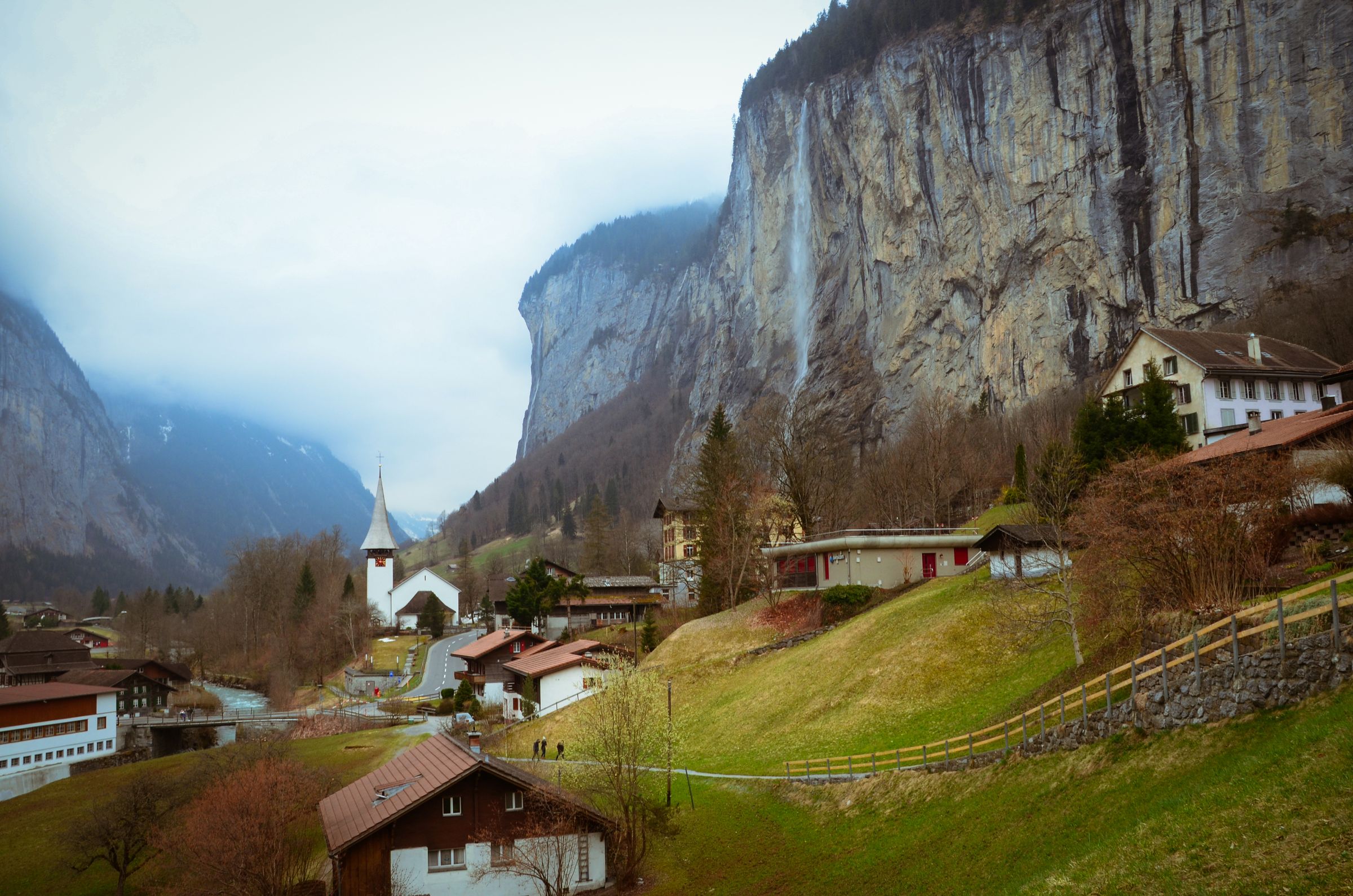 Lauterbrunnen, Switzerland: lembah hijau, kampung Alpine dan air terjun
