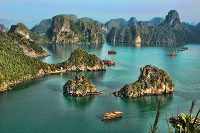Pulau batu kapur dan bot di Ha Long Bay