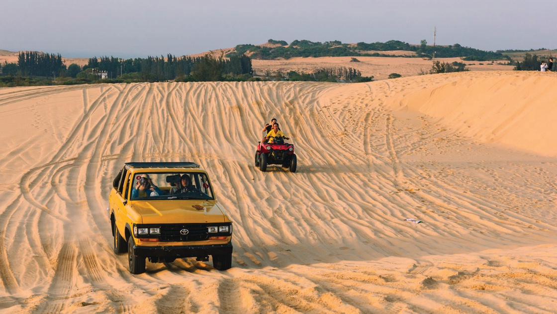 Jeep di bukit pasir Mui Ne